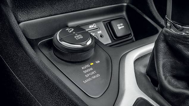 Sistemas de tração têm engate eletrônico no console | <a href="https://beta-develop.quatrorodas.abril.com.br/carros/impressoes/jeep-cherokee-800423.shtml" target="_blank" rel="migration">Leia mais</a> Sistemas de tração têm engate eletrônico no console | <a href="https://beta-develop.quatrorodas.abril.com.br/carros/impressoes/jeep-cherokee-800423.shtml" target="_blank" rel="migration">Leia mais</a>