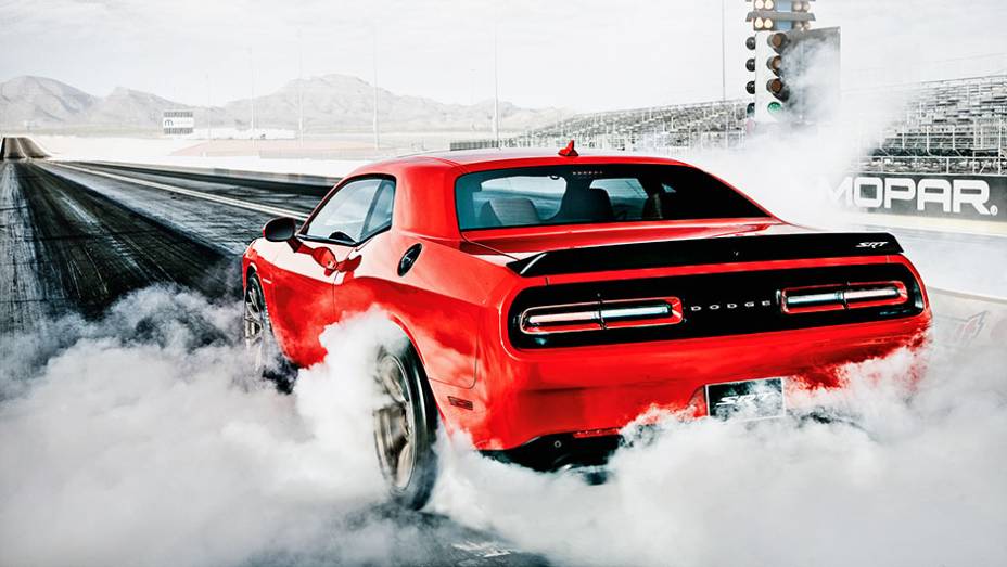 O Hellcat nasceu para arrasar na largada: 0 a 100 km/h em 3,5 s | <a href="https://beta-develop.quatrorodas.abril.com.br/carros/impressoes/dodge-challenger-hellcat-802142.shtml" target="_blank" rel="migration">Leia mais</a>