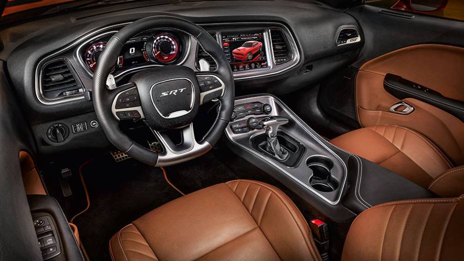 C&acirc;mbio autom&aacute;tico de 8 marchas traz uma estranha manopla horizontal | <a href="https://beta-develop.quatrorodas.abril.com.br/carros/impressoes/dodge-challenger-hellcat-802142.shtml" target="_blank" rel="migration">Leia mais</a>