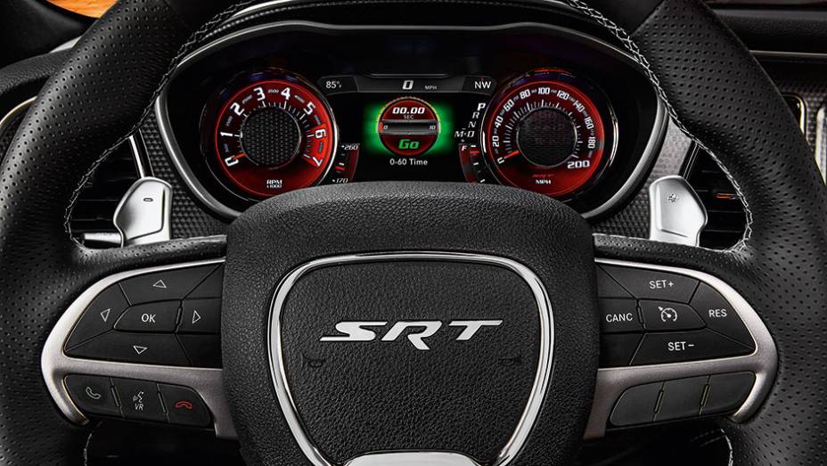 O volante traz o emblema SRT, divisão esportiva da Chrysler | <a href="https://beta-develop.quatrorodas.abril.com.br/carros/impressoes/dodge-challenger-hellcat-802142.shtml" target="_blank" rel="migration">Leia mais</a>