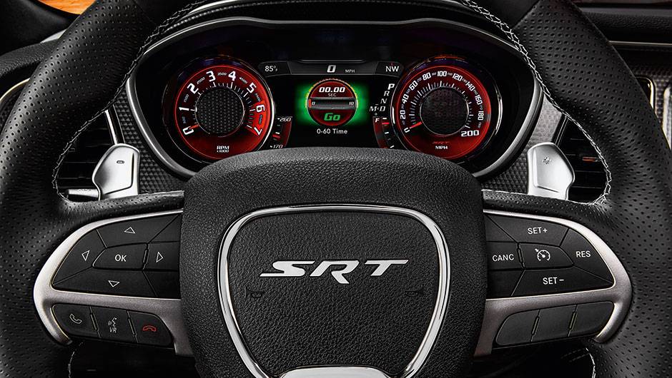 O volante traz o emblema SRT, divisão esportiva da Chrysler | <a href="https://beta-develop.quatrorodas.abril.com.br/carros/impressoes/dodge-challenger-hellcat-802142.shtml" target="_blank" rel="migration">Leia mais</a> O volante traz o emblema SRT, divisão esportiva da Chrysler | <a href="https://beta-develop.quatrorodas.abril.com.br/carros/impressoes/dodge-challenger-hellcat-802142.shtml" target="_blank" rel="migration">Leia mais</a>