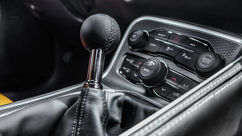 Câmbio manual de seis marchas | <a href="https://beta-develop.quatrorodas.abril.com.br/carros/impressoes/dodge-challenger-hellcat-802142.shtml" target="_blank" rel="migration">Leia mais</a> Câmbio manual de seis marchas | <a href="https://beta-develop.quatrorodas.abril.com.br/carros/impressoes/dodge-challenger-hellcat-802142.shtml" target="_blank" rel="migration">Leia mais</a>