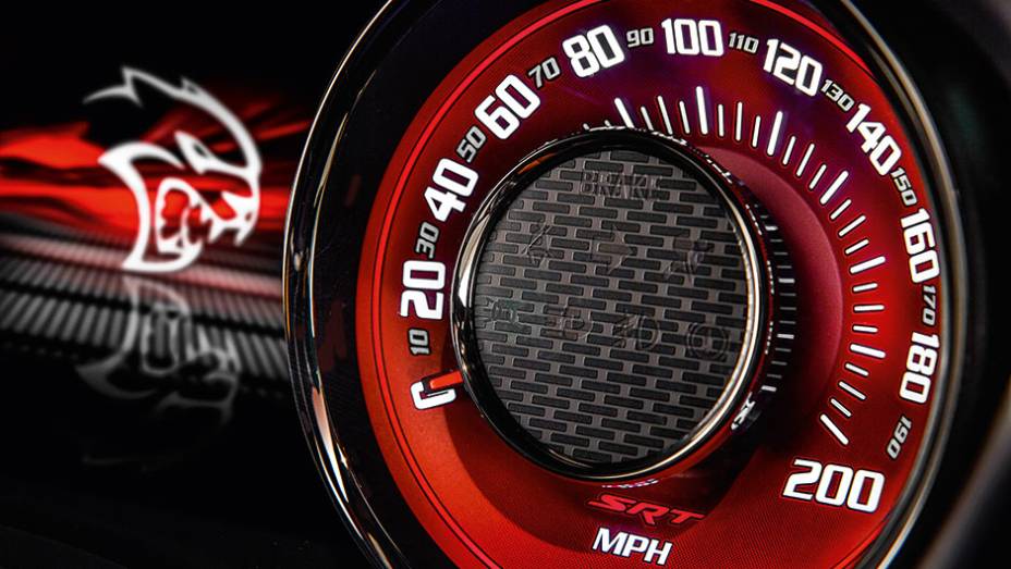 Veloc&iacute;metro de 250 mph com o Hellcat ao fundo | <a href="https://beta-develop.quatrorodas.abril.com.br/carros/impressoes/dodge-challenger-hellcat-802142.shtml" target="_blank" rel="migration">Leia mais</a>