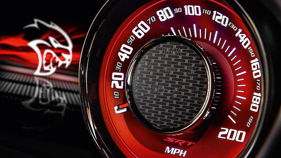 Veloc&iacute;metro de 250 mph com o Hellcat ao fundo | <a href="https://beta-develop.quatrorodas.abril.com.br/carros/impressoes/dodge-challenger-hellcat-802142.shtml" target="_blank" rel="migration">Leia mais</a>