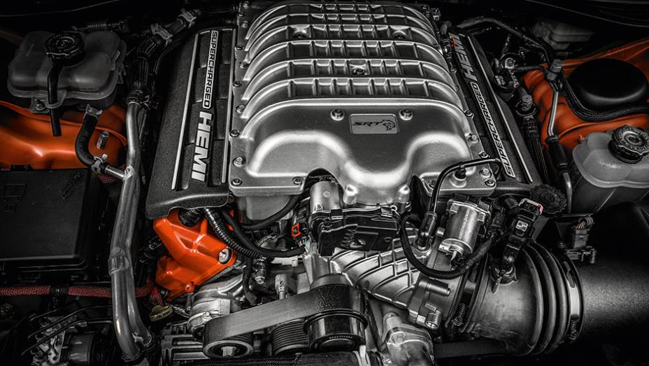 V8 com compressor | <a href="https://beta-develop.quatrorodas.abril.com.br/carros/impressoes/dodge-challenger-hellcat-802142.shtml" target="_blank" rel="migration">Leia mais</a>