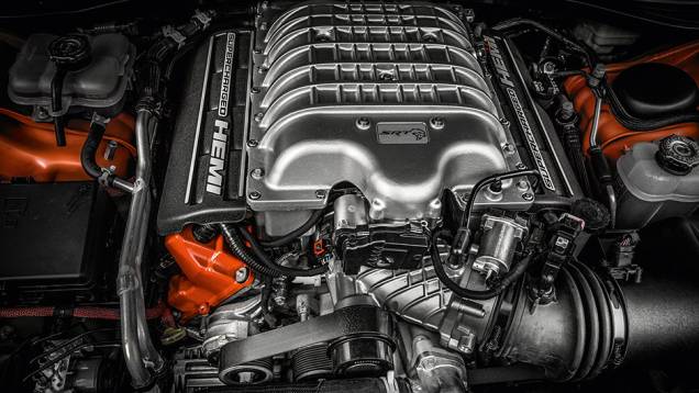 V8 com compressor | <a href="https://beta-develop.quatrorodas.abril.com.br/carros/impressoes/dodge-challenger-hellcat-802142.shtml" target="_blank" rel="migration">Leia mais</a> V8 com compressor | <a href="https://beta-develop.quatrorodas.abril.com.br/carros/impressoes/dodge-challenger-hellcat-802142.shtml" target="_blank" rel="migration">Leia mais</a>