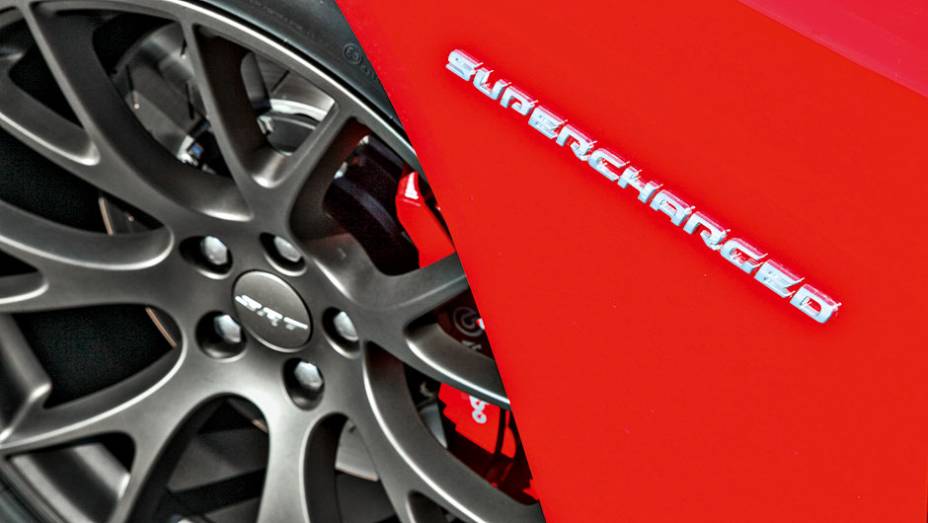 Freios da Brembo com rodas aro 20 | <a href="https://beta-develop.quatrorodas.abril.com.br/carros/impressoes/dodge-challenger-hellcat-802142.shtml" target="_blank" rel="migration">Leia mais</a>