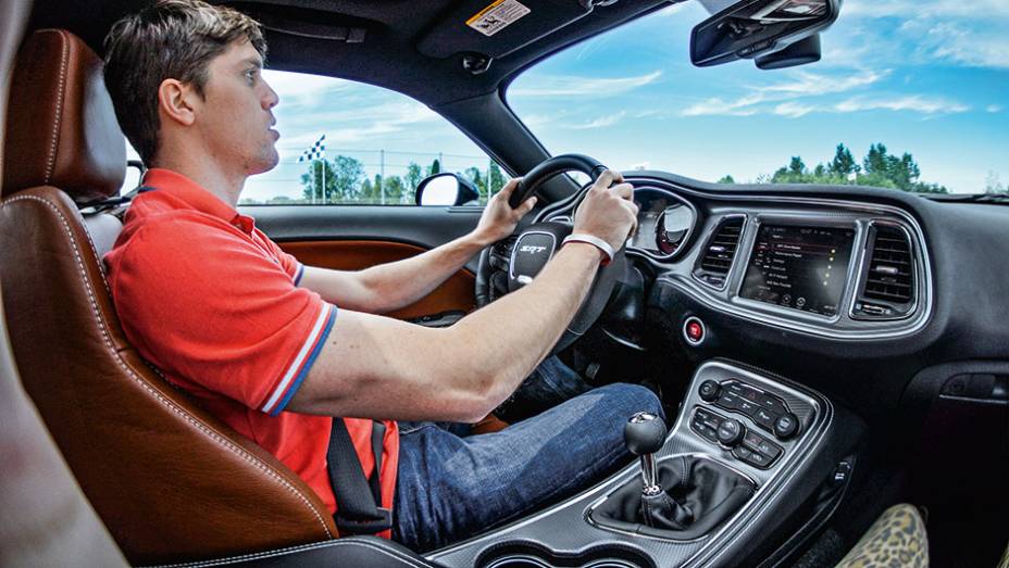 O piloto Luiz Razia elogiou a pot&ecirc;ncia, mas diz que fica devendo nas curvas | <a href="https://beta-develop.quatrorodas.abril.com.br/carros/impressoes/dodge-challenger-hellcat-802142.shtml" target="_blank" rel="migration">Leia mais</a>