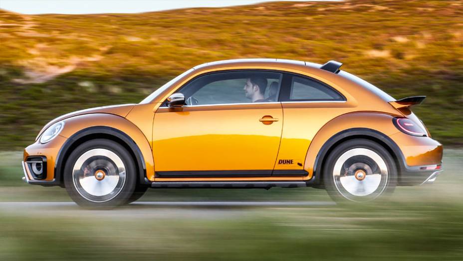 Beetle Dune é um conceito que vai virar carro de série em 2016 | <a href="https://beta-develop.quatrorodas.abril.com.br/carros/impressoes/vw-beetle-dune-802397.shtml" target="_blank" rel="migration">Leia mais</a>