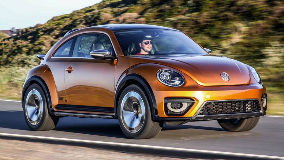 Suspensão elevada e rodas maiores deixaram a altura em relação ao solo 5 cm maior que no Beetle tradicional | <a href="https://beta-develop.quatrorodas.abril.com.br/carros/impressoes/vw-beetle-dune-802397.shtml" target="_blank" rel="migration">Leia mais</a>