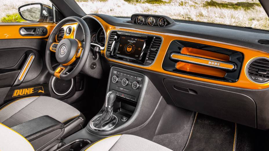 Painel do Dune segue a cor externa, como no Up! | <a href="https://beta-develop.quatrorodas.abril.com.br/carros/impressoes/vw-beetle-dune-802397.shtml" target="_blank" rel="migration">Leia mais</a> Painel do Dune segue a cor externa, como no Up! | <a href="https://beta-develop.quatrorodas.abril.com.br/carros/impressoes/vw-beetle-dune-802397.shtml" target="_blank" rel="migration">Leia mais</a>