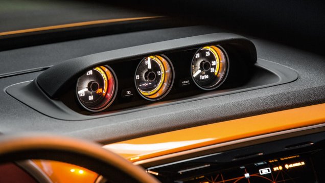 Nos mostradores, temperatura do &oacute;leo, cron&ocirc;metro e press&atilde;o do turbo | <a href="https://beta-develop.quatrorodas.abril.com.br/carros/impressoes/vw-beetle-dune-802397.shtml" target="_blank" rel="migration">Leia mais</a>