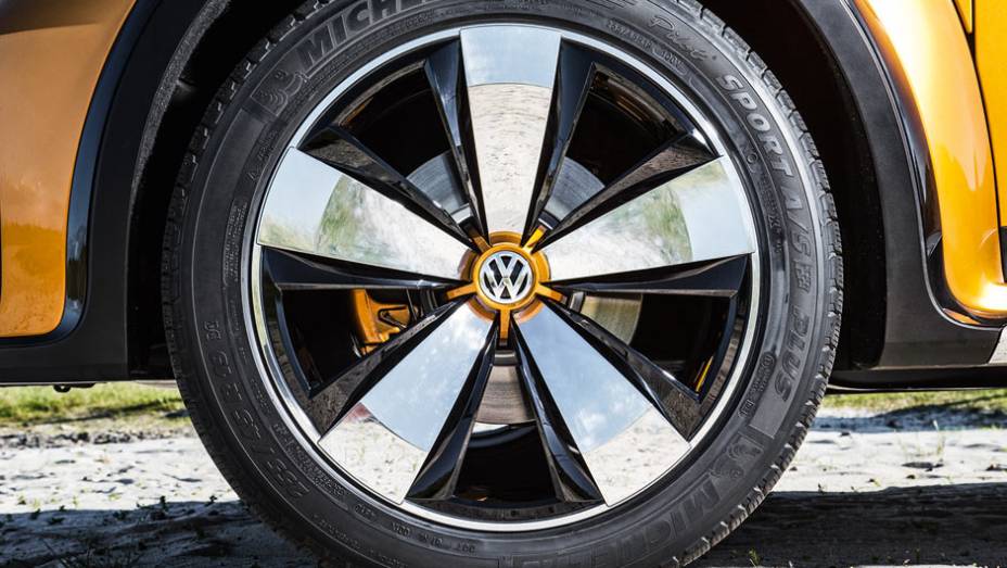 Rodas de 19 polegadas | <a href="https://beta-develop.quatrorodas.abril.com.br/carros/impressoes/vw-beetle-dune-802397.shtml" target="_blank" rel="migration">Leia mais</a>