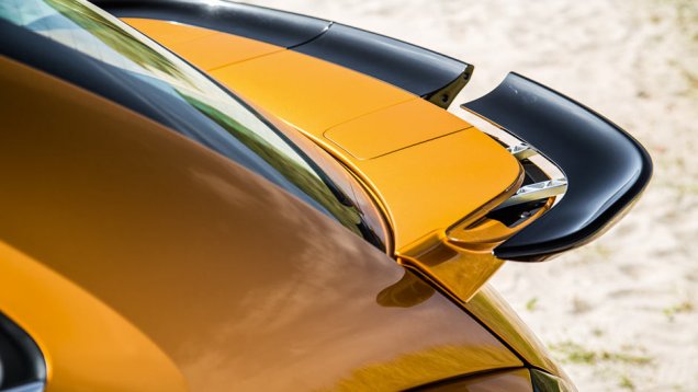 Aerofólio traseiro cujas extremidades se desencaixam para transportar um par de esquis de neve | <a href="https://beta-develop.quatrorodas.abril.com.br/carros/impressoes/vw-beetle-dune-802397.shtml" target="_blank" rel="migration">Leia mais</a> Aerofólio traseiro cujas extremidades se desencaixam para transportar um par de esquis de neve | <a href="https://beta-develop.quatrorodas.abril.com.br/carros/impressoes/vw-beetle-dune-802397.shtml" target="_blank" rel="migration">Leia mais</a>