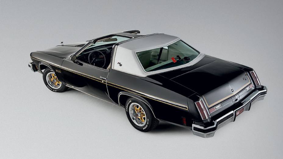 O teto tipo targa era um dos charmes deste modelo 1975 | <a href="https://beta-develop.quatrorodas.abril.com.br/carros/classicos-grandescarros/oldsmobile-hurst-olds-802245.shtml" target="_blank" rel="migration">Leia mais</a>