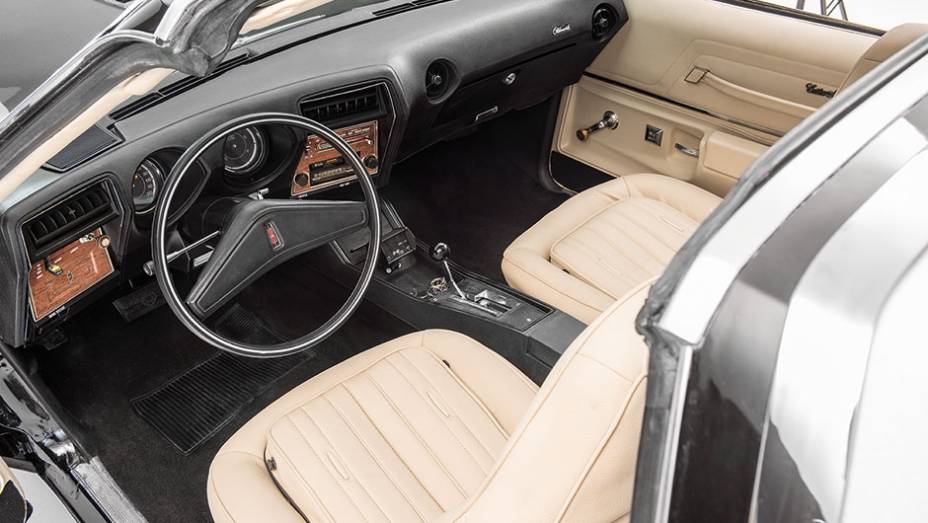 O painel &agrave; frente do volante tinha um formato V, para envolver o motorista | <a href="https://beta-develop.quatrorodas.abril.com.br/carros/classicos-grandescarros/oldsmobile-hurst-olds-802245.shtml" target="_blank" rel="migration">Leia mais</a>