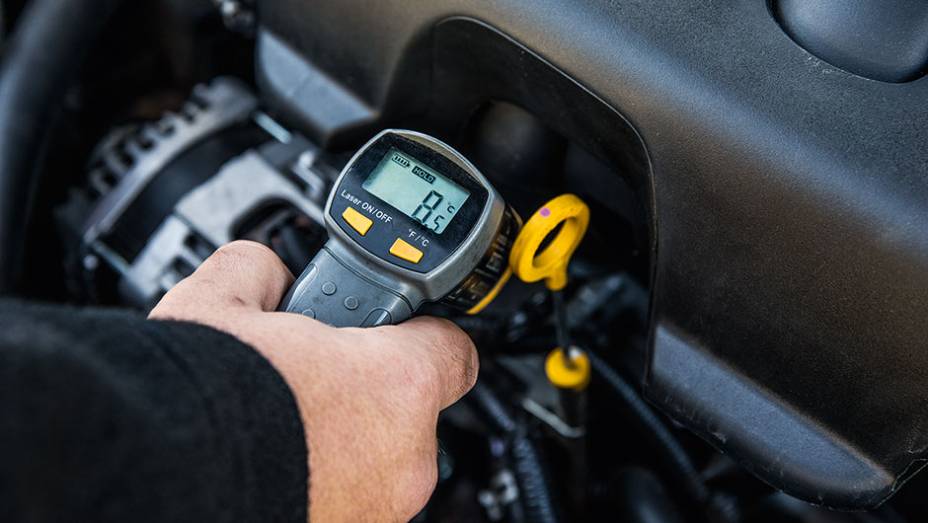 Termômetro digital mede o motor | <a href="https://beta-develop.quatrorodas.abril.com.br/reportagens/geral/teste-sistemas-partida-frio-800637.shtml" target="_blank" rel="migration">Leia mais</a> Termômetro digital mede o motor | <a href="https://beta-develop.quatrorodas.abril.com.br/reportagens/geral/teste-sistemas-partida-frio-800637.shtml" target="_blank" rel="migration">Leia mais</a>