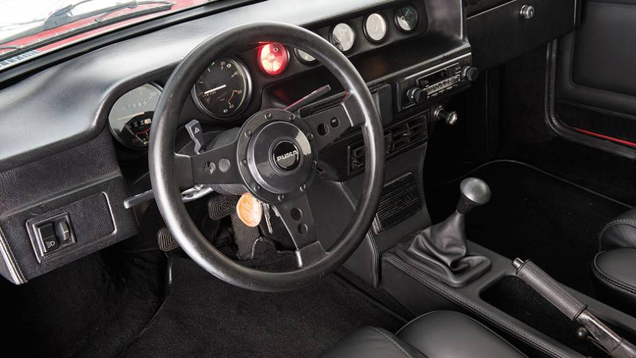 Painel de desenho simples, mas instrumenta&ccedil;&atilde;o &eacute; completa | <a href="https://beta-develop.quatrorodas.abril.com.br/carros/classicos-brasileiros/puma-p-018-800504.shtml" target="_blank" rel="migration">Leia mais</a>