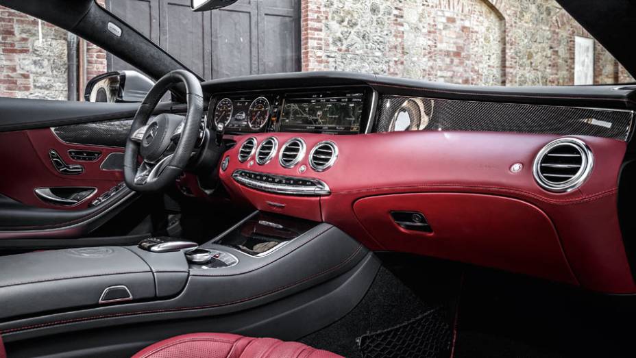 Duas telas interligadas fazem as vezes de quadro de instrumentos e painel de controle | <a href="https://beta-develop.quatrorodas.abril.com.br/carros/impressoes/mercedes-benz-s-63-amg-coupe-802403.shtml" target="_blank" rel="migration">Leia mais</a>