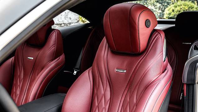 Sobra primor no acabamento do banco de couro | <a href="https://beta-develop.quatrorodas.abril.com.br/carros/impressoes/mercedes-benz-s-63-amg-coupe-802403.shtml" target="_blank" rel="migration">Leia mais</a> Sobra primor no acabamento do banco de couro | <a href="https://beta-develop.quatrorodas.abril.com.br/carros/impressoes/mercedes-benz-s-63-amg-coupe-802403.shtml" target="_blank" rel="migration">Leia mais</a>