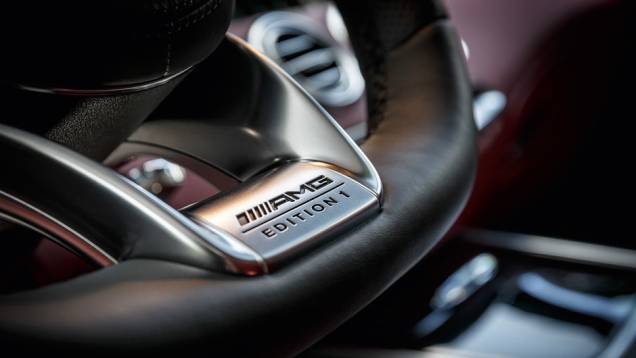 Esmero nos detalhes de alumínio polido do volante | <a href="https://beta-develop.quatrorodas.abril.com.br/carros/impressoes/mercedes-benz-s-63-amg-coupe-802403.shtml" target="_blank" rel="migration">Leia mais</a> Esmero nos detalhes de alumínio polido do volante | <a href="https://beta-develop.quatrorodas.abril.com.br/carros/impressoes/mercedes-benz-s-63-amg-coupe-802403.shtml" target="_blank" rel="migration">Leia mais</a>