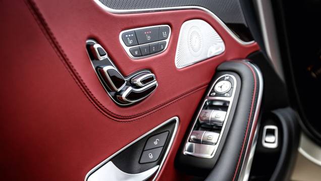 Esmero nos detalhes de alumínio polido das portas | <a href="https://beta-develop.quatrorodas.abril.com.br/carros/impressoes/mercedes-benz-s-63-amg-coupe-802403.shtml" target="_blank" rel="migration">Leia mais</a> Esmero nos detalhes de alumínio polido das portas | <a href="https://beta-develop.quatrorodas.abril.com.br/carros/impressoes/mercedes-benz-s-63-amg-coupe-802403.shtml" target="_blank" rel="migration">Leia mais</a>