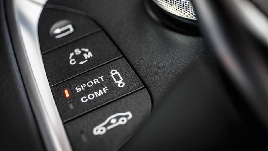 H&aacute; tr&ecirc;s modos de ajuste de c&acirc;mbio/motor e dois da suspens&atilde;o pneum&aacute;tica | <a href="https://beta-develop.quatrorodas.abril.com.br/carros/impressoes/mercedes-benz-s-63-amg-coupe-802403.shtml" target="_blank" rel="migration">Leia mais</a>