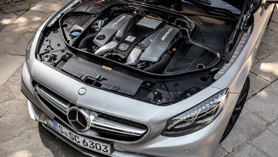 V8 biturbo de 5,5 litros gera 585 cv e trabalha em sintonia com o câmbio automatizado de sete marchas | <a href="https://beta-develop.quatrorodas.abril.com.br/carros/impressoes/mercedes-benz-s-63-amg-coupe-802403.shtml" target="_blank" rel="migration">Leia mais</a>