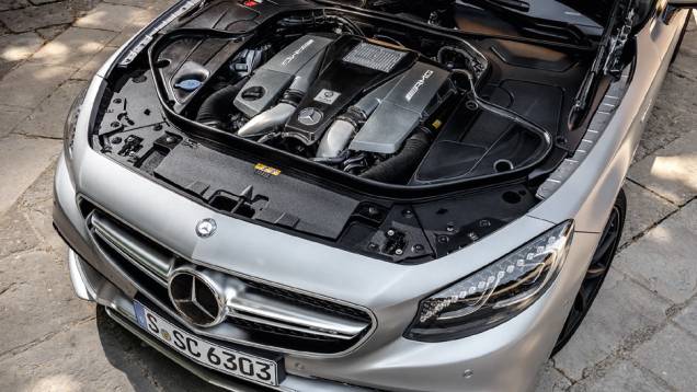 V8 biturbo de 5,5 litros gera 585 cv e trabalha em sintonia com o câmbio automatizado de sete marchas | <a href="https://beta-develop.quatrorodas.abril.com.br/carros/impressoes/mercedes-benz-s-63-amg-coupe-802403.shtml" target="_blank" rel="migration">Leia mais</a> V8 biturbo de 5,5 litros gera 585 cv e trabalha em sintonia com o câmbio automatizado de sete marchas | <a href="https://beta-develop.quatrorodas.abril.com.br/carros/impressoes/mercedes-benz-s-63-amg-coupe-802403.shtml" target="_blank" rel="migration">Leia mais</a>