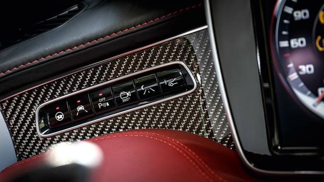 Não faltam recursos de auxílio à direção | <a href="https://beta-develop.quatrorodas.abril.com.br/carros/impressoes/mercedes-benz-s-63-amg-coupe-802403.shtml" target="_blank" rel="migration">Leia mais</a> Não faltam recursos de auxílio à direção | <a href="https://beta-develop.quatrorodas.abril.com.br/carros/impressoes/mercedes-benz-s-63-amg-coupe-802403.shtml" target="_blank" rel="migration">Leia mais</a>