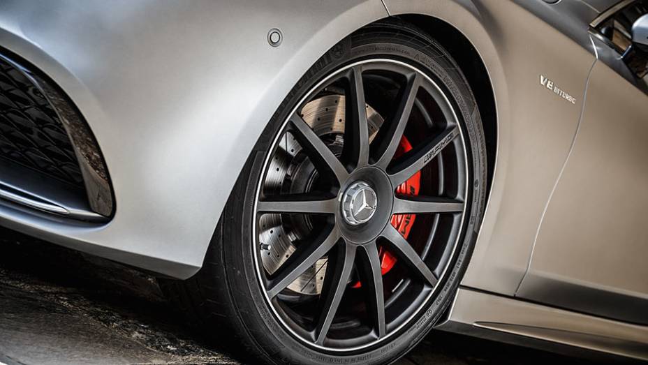 Rodas de 18 polegadas de s&eacute;rie, freios de cer&acirc;mica como opcional | <a href="https://beta-develop.quatrorodas.abril.com.br/carros/impressoes/mercedes-benz-s-63-amg-coupe-802403.shtml" target="_blank" rel="migration">Leia mais</a>