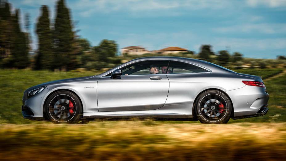 Apesar de ter só duas portas e quatro lugares, o cupê mede 5,04 metros | <a href="https://beta-develop.quatrorodas.abril.com.br/carros/impressoes/mercedes-benz-s-63-amg-coupe-802403.shtml" target="_blank" rel="migration">Leia mais</a>