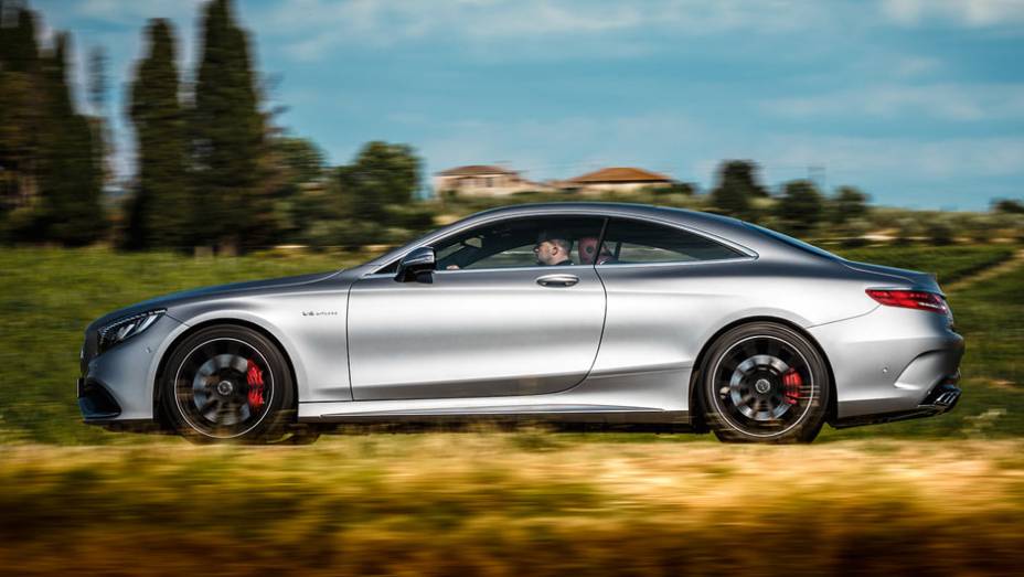 Apesar de ter só duas portas e quatro lugares, o cupê mede 5,04 metros | <a href="https://beta-develop.quatrorodas.abril.com.br/carros/impressoes/mercedes-benz-s-63-amg-coupe-802403.shtml" target="_blank" rel="migration">Leia mais</a> Apesar de ter só duas portas e quatro lugares, o cupê mede 5,04 metros | <a href="https://beta-develop.quatrorodas.abril.com.br/carros/impressoes/mercedes-benz-s-63-amg-coupe-802403.shtml" target="_blank" rel="migration">Leia mais</a>