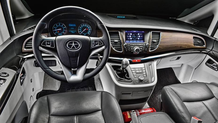 Câmbio no painel, longe das mãos. Exterior à vista | <a href="https://beta-develop.quatrorodas.abril.com.br/carros/impressoes/jac-t8-800521.shtml" target="_blank" rel="migration">Leia mais</a> Câmbio no painel, longe das mãos. Exterior à vista | <a href="https://beta-develop.quatrorodas.abril.com.br/carros/impressoes/jac-t8-800521.shtml" target="_blank" rel="migration">Leia mais</a>