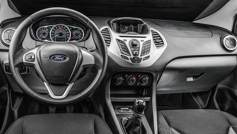 Interior tem acabamento no (bom) n&iacute;vel do Hyundai HB20 | <a href="https://beta-develop.quatrorodas.abril.com.br/carros/testes/novo-ford-ka-795762.shtml" rel="migration">Leia mais</a>