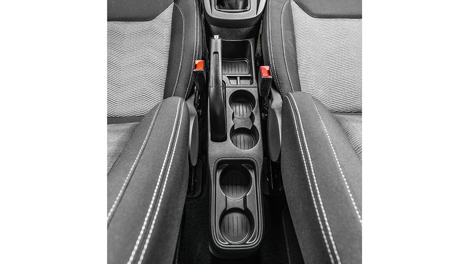 Porta-trecos e espa&ccedil;o para copo ao alcance de quem vai atr&aacute;s | <a href="https://beta-develop.quatrorodas.abril.com.br/carros/testes/novo-ford-ka-795762.shtml" rel="migration">Leia mais</a>