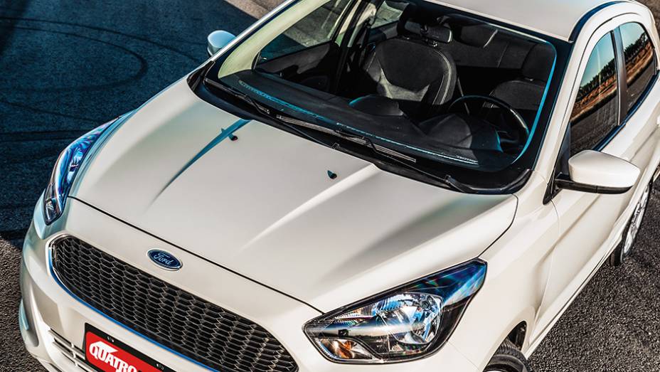 A faixa central impressa na carroceria tem relevo no capô e é rebaixada no teto | <a href="https://beta-develop.quatrorodas.abril.com.br/carros/testes/novo-ford-ka-795762.shtml" rel="migration">Leia mais</a>