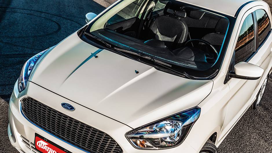 A faixa central impressa na carroceria tem relevo no cap&ocirc; e &eacute; rebaixada no teto | <a href="https://beta-develop.quatrorodas.abril.com.br/carros/testes/novo-ford-ka-795762.shtml" rel="migration">Leia mais</a>
