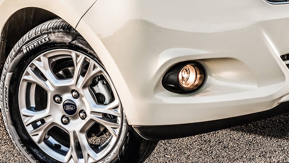 Rodas de liga leve, far&oacute;is de neblina, | <a href="https://beta-develop.quatrorodas.abril.com.br/carros/testes/novo-ford-ka-795762.shtml" rel="migration">Leia mais</a>