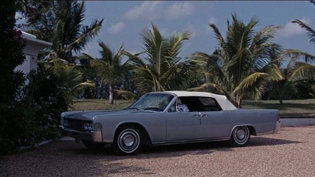 1965: Mais luxuoso do que esportivo, o Lincoln Continental &eacute; o modelo do agente em "007 contra a chantagem at&ocirc;mica". | <a href="%20https://beta-develop.quatrorodas.abril.com.br/blogs/planeta-carro/2012/11/07/licenca-para-acelerar/" rel="migration">Leia mais</a>