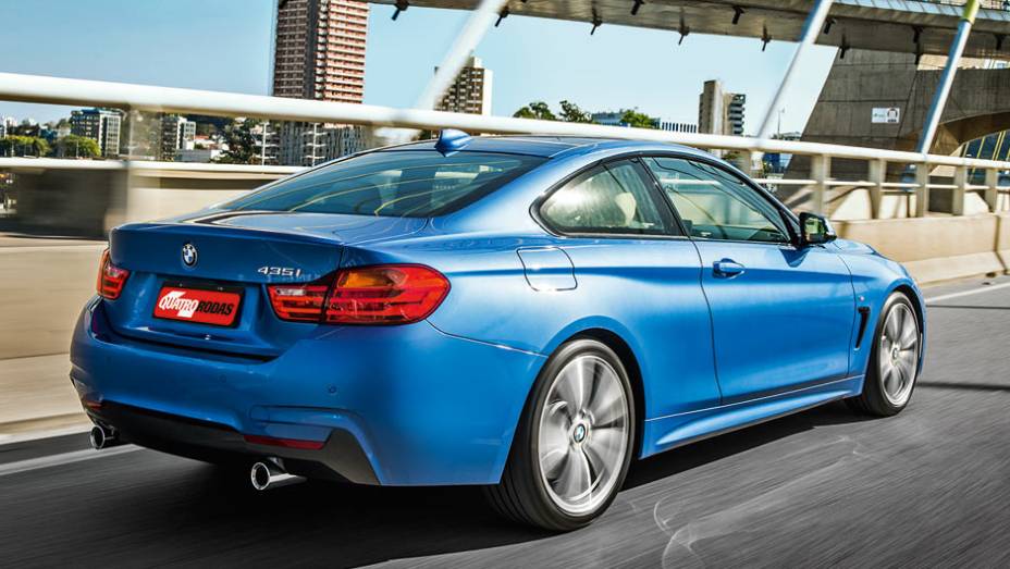 O S&eacute;rie 4 &eacute; mais que um S&eacute;rie 3 com duas portas a menos | <a href="https://beta-develop.quatrorodas.abril.com.br/carros/testes/bmw-435i-coupe-m-sport-802673.shtml" target="_blank" rel="migration">Leia mais</a>