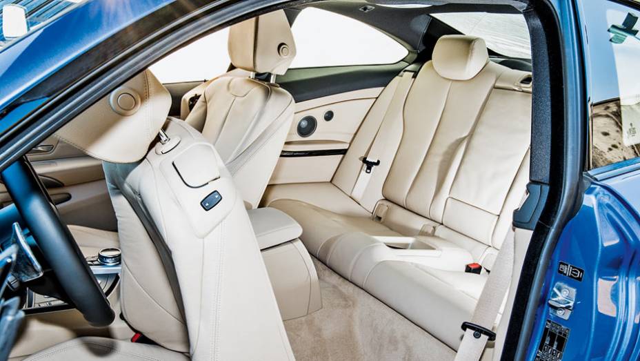 Com duas portas a menos, acesso traseiro &eacute; ruim | <a href="https://beta-develop.quatrorodas.abril.com.br/carros/testes/bmw-435i-coupe-m-sport-802673.shtml" target="_blank" rel="migration">Leia mais</a>