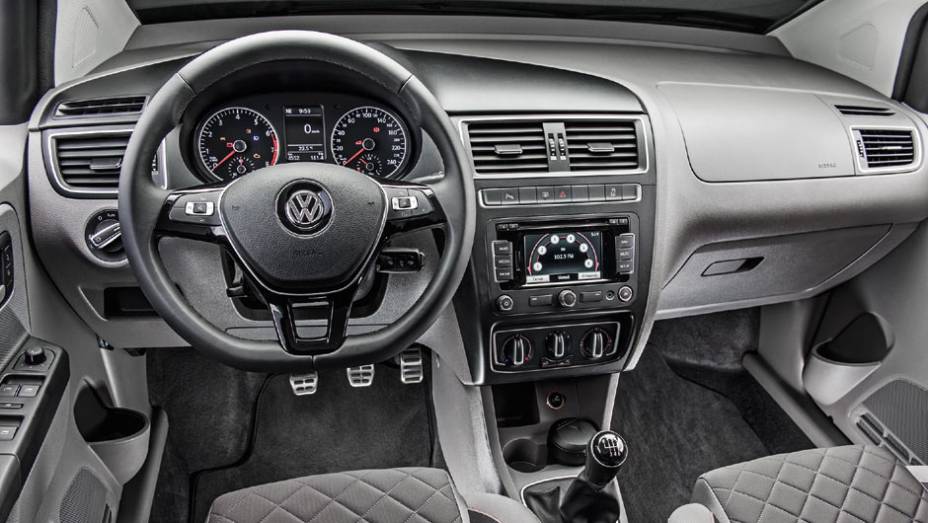 Vers&atilde;o topo de linha Highline tem pedaleiras de alum&iacute;nio e volante multifuncional | <a href="https://beta-develop.quatrorodas.abril.com.br/carros/impressoes/volkswagen-fox-ed-9-2014-802701.shtml" target="_blank" rel="migration">Leia mais</a>