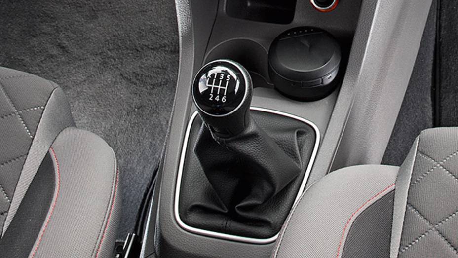 Câmbio manual de seis marchas | <a href="https://beta-develop.quatrorodas.abril.com.br/carros/impressoes/volkswagen-fox-ed-9-2014-802701.shtml" target="_blank" rel="migration">Leia mais</a> Câmbio manual de seis marchas | <a href="https://beta-develop.quatrorodas.abril.com.br/carros/impressoes/volkswagen-fox-ed-9-2014-802701.shtml" target="_blank" rel="migration">Leia mais</a>