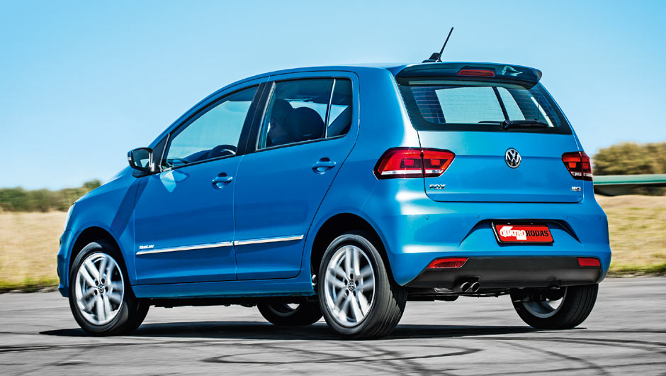 Fox 2015: lanternas bipartidas | <a href="https://beta-develop.quatrorodas.abril.com.br/carros/impressoes/volkswagen-fox-ed-9-2014-802701.shtml" target="_blank" rel="migration">Leia mais</a>