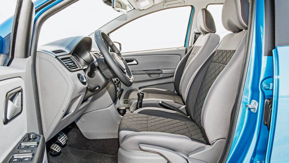 Túnel central e laterais de bancos revestidos | <a href="https://beta-develop.quatrorodas.abril.com.br/carros/impressoes/volkswagen-fox-ed-9-2014-802701.shtml" target="_blank" rel="migration">Leia mais</a> Túnel central e laterais de bancos revestidos | <a href="https://beta-develop.quatrorodas.abril.com.br/carros/impressoes/volkswagen-fox-ed-9-2014-802701.shtml" target="_blank" rel="migration">Leia mais</a>