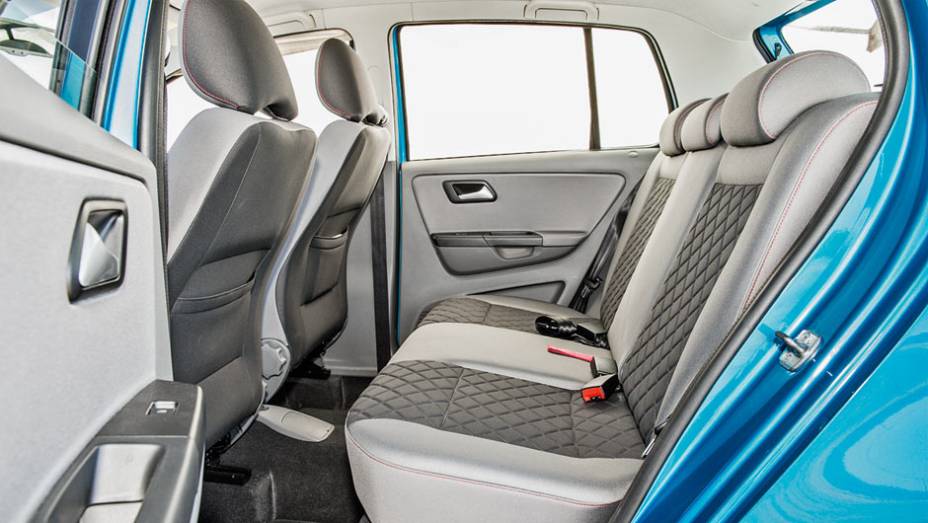 Banco corredi&ccedil;o: item consagrado do Fox | <a href="https://beta-develop.quatrorodas.abril.com.br/carros/impressoes/volkswagen-fox-ed-9-2014-802701.shtml" target="_blank" rel="migration">Leia mais</a>