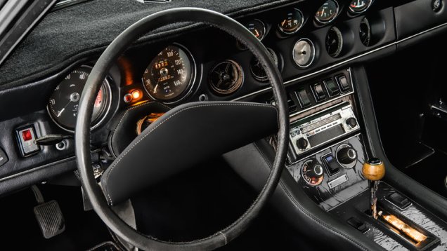 Seis mostradores, um rel&oacute;gio e quatro sa&iacute;das de ar &agrave; disposi&ccedil;&atilde;o do motorista | <a href="https://beta-develop.quatrorodas.abril.com.br/carros/classicos-grandescarros/jensen-interceptor-802579.shtml" target="_blank" rel="migration">Leia mais</a>
