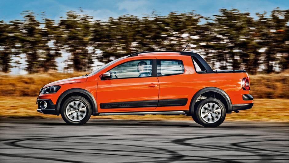 Barras longitudinais comp&otilde;em o santant&ocirc;nio e disfar&ccedil;am a eleva&ccedil;&atilde;o do teto | <a href="https://beta-develop.quatrorodas.abril.com.br/carros/testes/vw-saveiro-cross-cabine-dupla-802614.shtml" target="_blank" rel="migration">Leia mais</a>