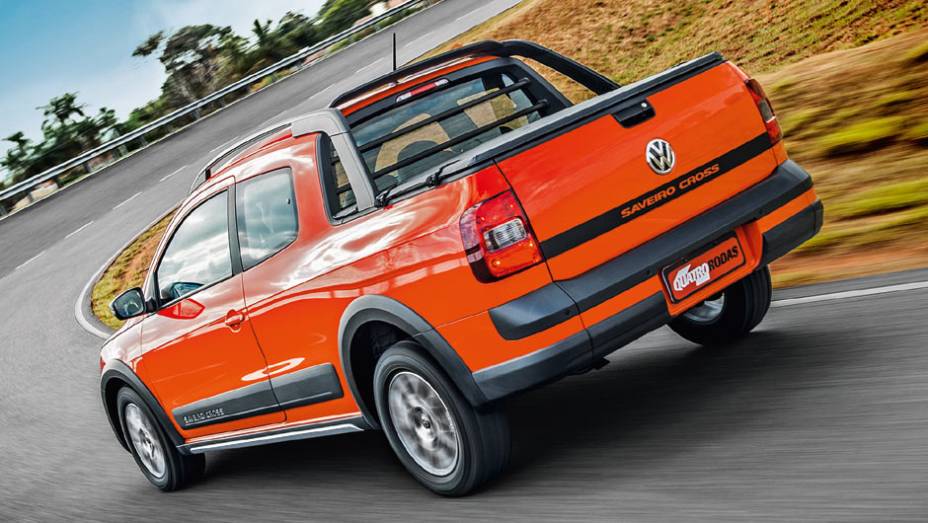 O step-side (degrau lateral) ficou de fora da Saveiro cabine dupla | <a href="https://beta-develop.quatrorodas.abril.com.br/carros/testes/vw-saveiro-cross-cabine-dupla-802614.shtml" target="_blank" rel="migration">Leia mais</a>